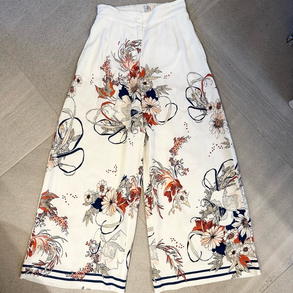 Aritzia Little Moon Floral Abelia Shirt and Pant Set - Picture 7 of 16